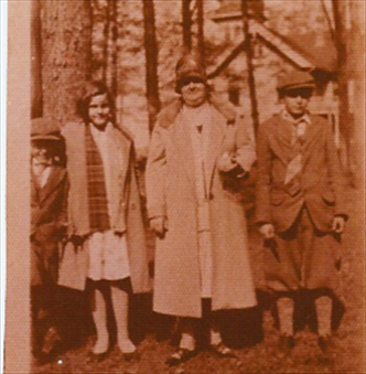 Dahl-Family-Historical-Pictures/NellieRehfeldtDahlWithChildren-Shorty-Marie-Bill.png
